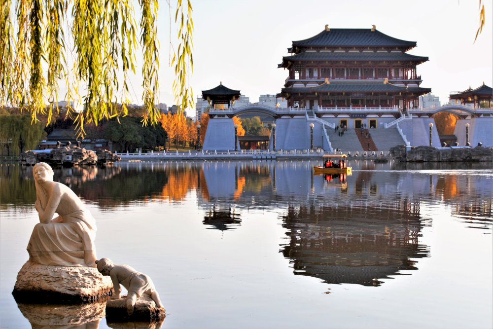 Tang Paradise is the complex which is built with the Tang designs with the palace, lake and garden